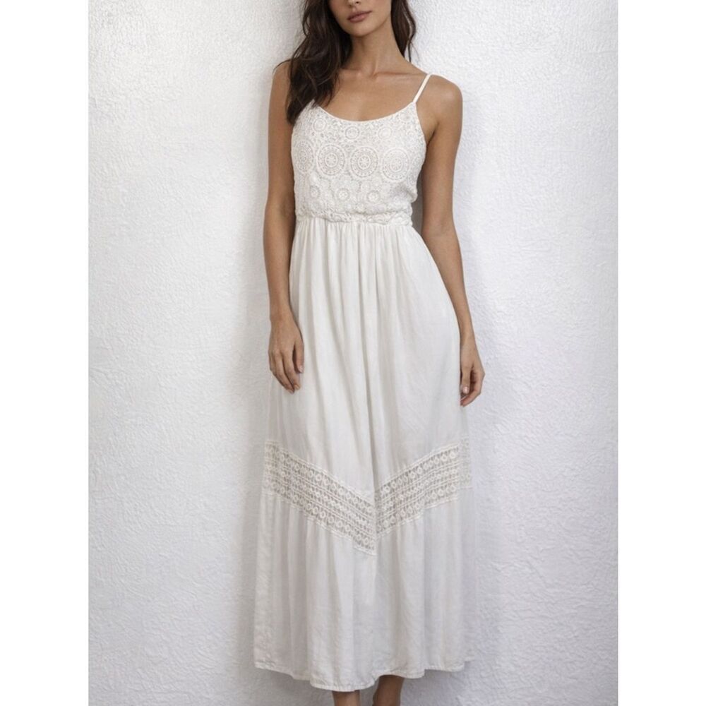 Doe & Rae Sleeveless Crochet Inserts Scoop Neck Maxi Dress In White Size S